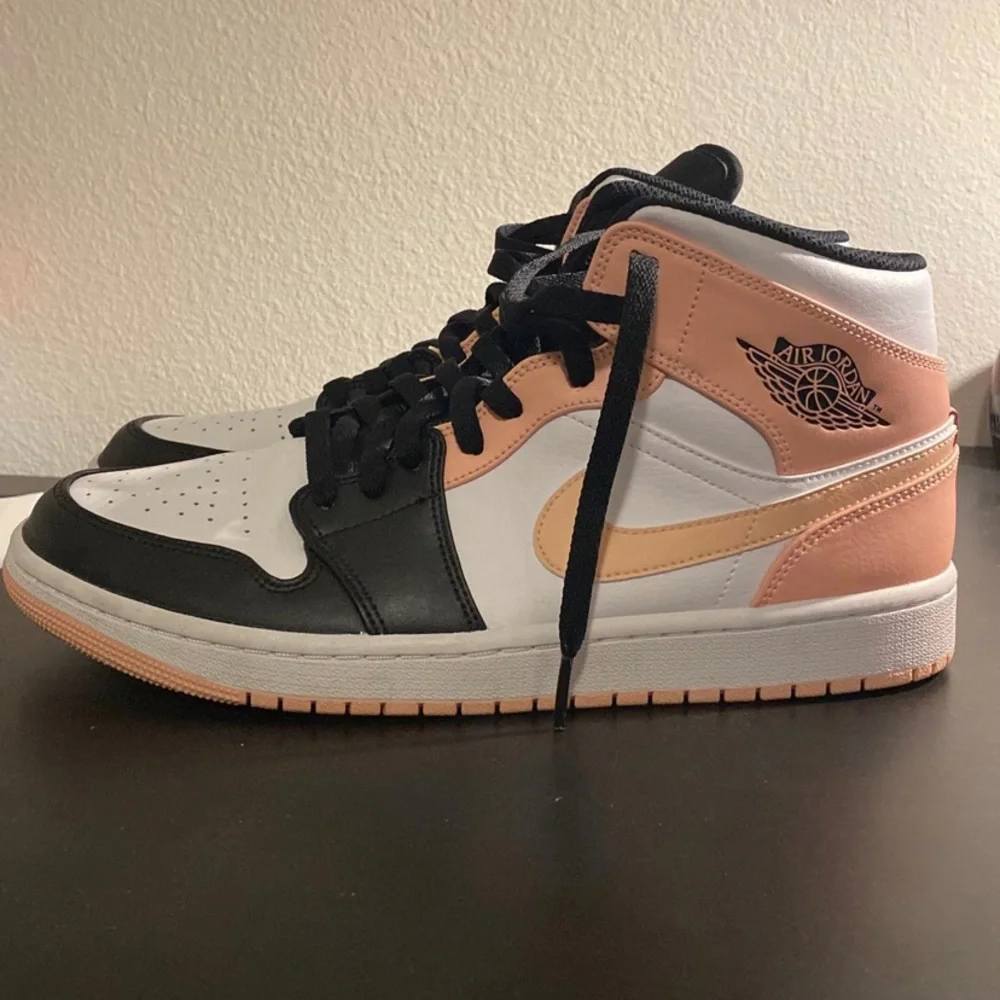 jordan air 1 mind,black,white,pink, walked in twice - Picture 4 of 4